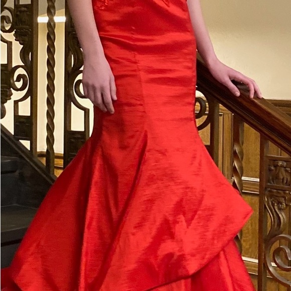 Red mermaid style dress with small train - Picture 2 of 2